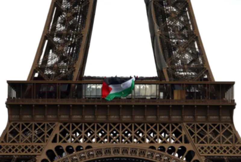 Des militants arrêtés après avoir déployé un drapeau palestinien sur la tour Eiffel