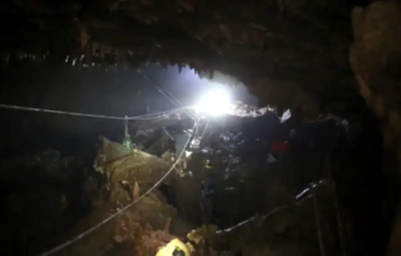 Des plongeurs expérimentés du sauvetage de Tham Luang au secours au Laos
