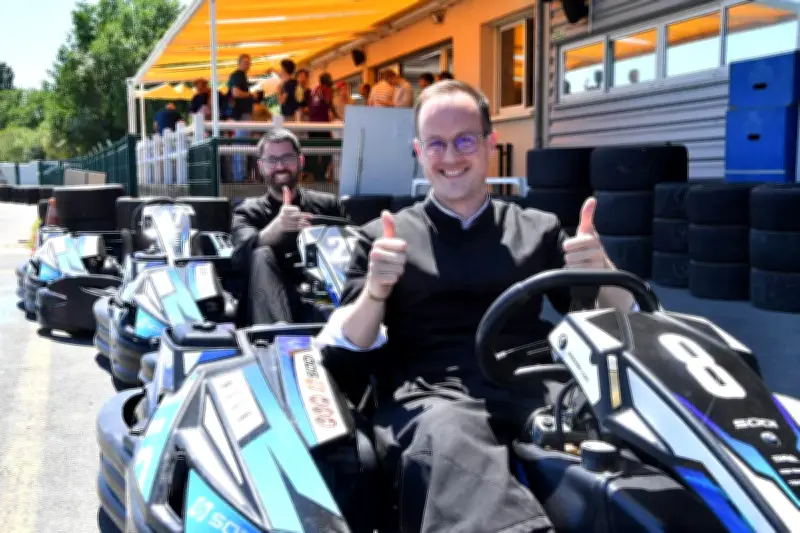Des prêtres en soutane s'affrontent en karting à Bergerac pour la Padre Cup