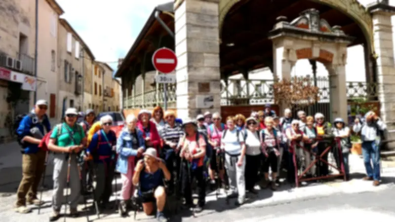 Des randonneurs de Grenoble découvrent Calvisson sous le soleil