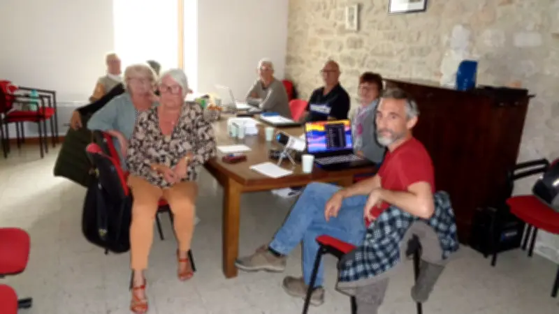 Des séniors connectés grâce aux ateliers numériques à Saint-Privat-de-Champclos