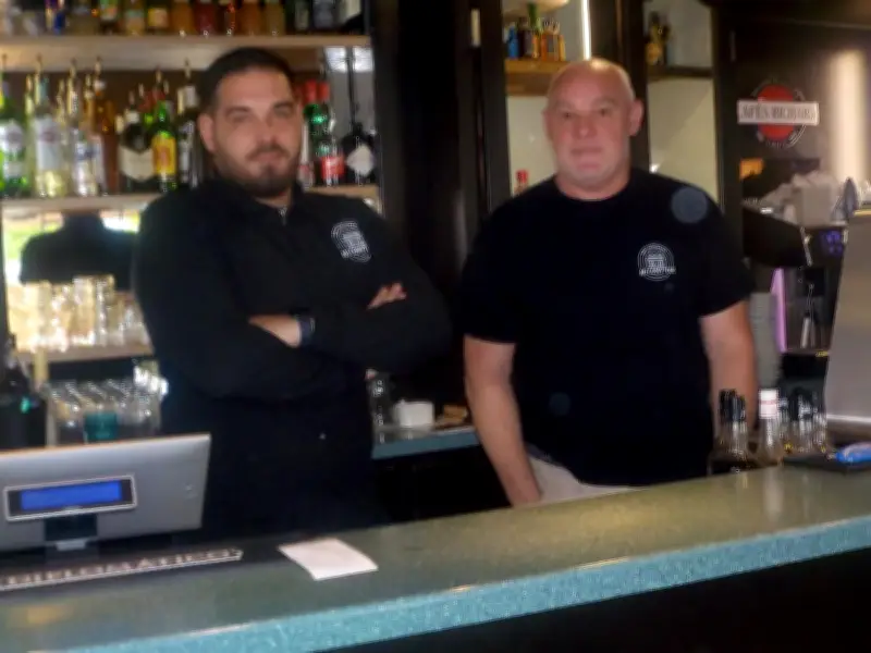 Deux associés reprennent le bar-brasserie Au Comptoir à Saint-Palais