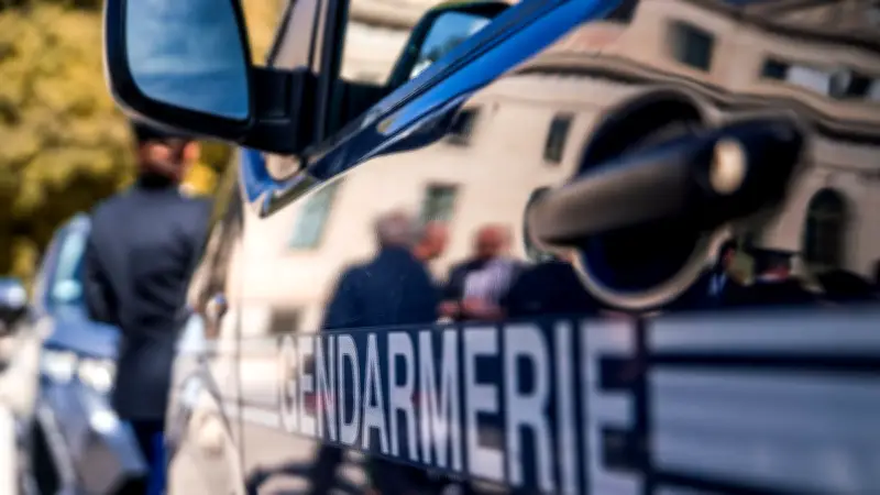 Deux feux suspects devant le Super U d'Aigues-Mortes : un SDF interpellé