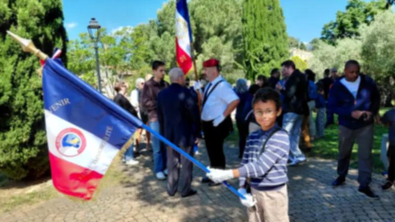 Deux jeunes porte-drapeaux honorent le 8-Mai à Cabrières