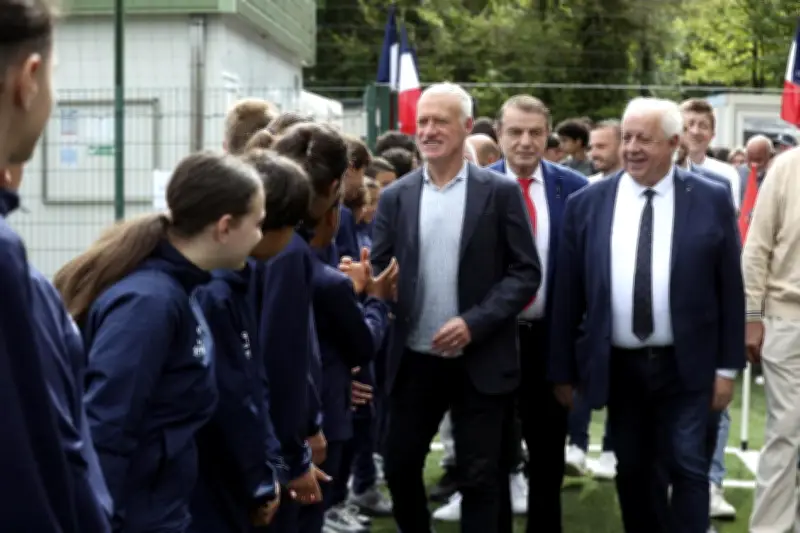 Didier Deschamps inaugure la nouvelle pelouse du stade Anderloni à Drap