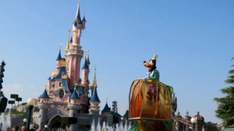 Disneyland Paris : un homme filmé sous les toilettes femmes en garde à vue