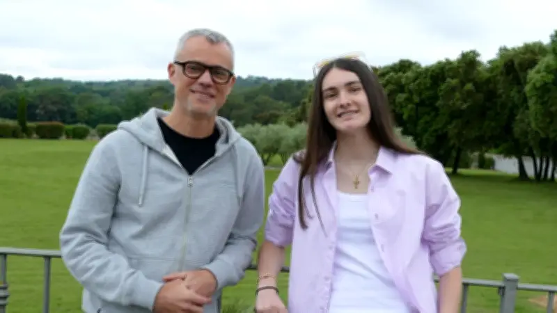 DJ Cecew, 17 ans, mixe avec son oncle Bastien Grine à Saint-Bauzély