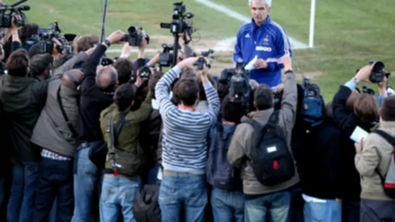 Domenech, le pompier pyromane de Knysna, remet le feu au foot français