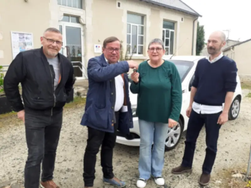 Don solidaire : une voiture remise au garage associatif de Marans