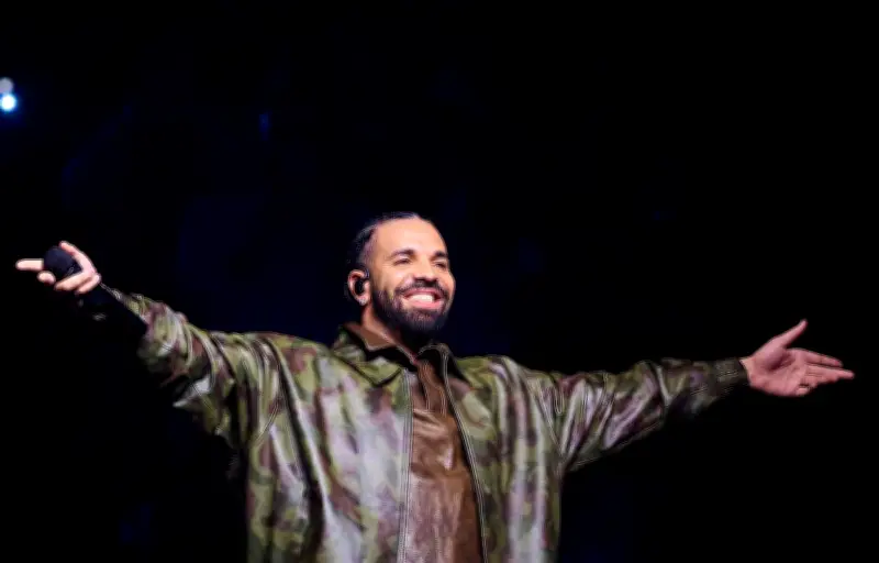 Drake surprend avec trois albums inédits en une seule sortie