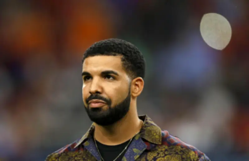 Drake surprend avec trois albums simultanés, 43 titres inédits