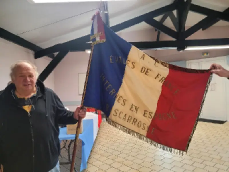 Drapeau des évadés de France sauvé des ordures dans les Landes
