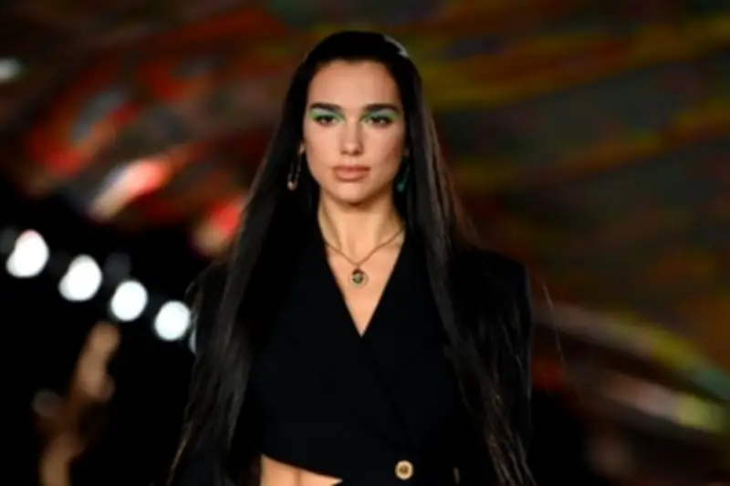 Dua Lipa réclame 15 millions de dollars à Samsung pour usage non autorisé de son image