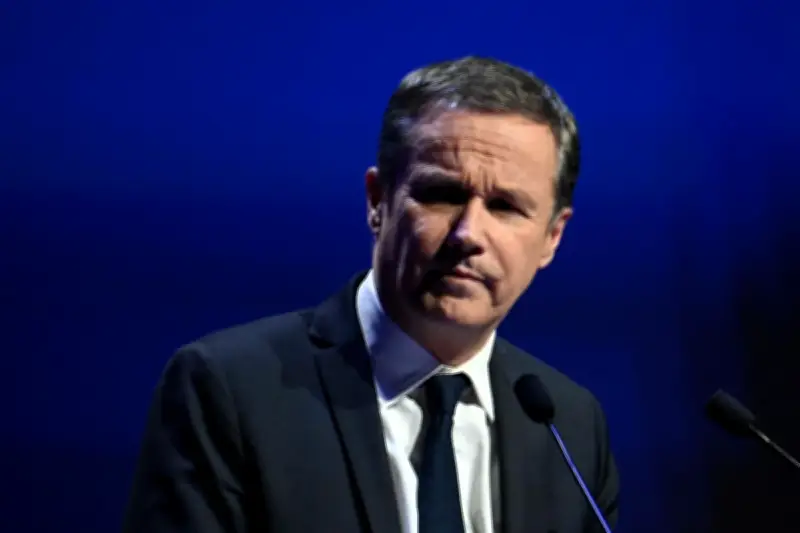 Dupont-Aignan prône une sortie rapide de l'UE pour une Europe légère