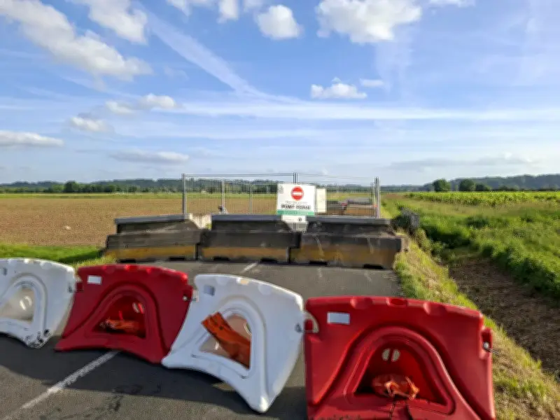 Effondrement de la D122 à Gréan : la route coupée après l'apparition d'un trou