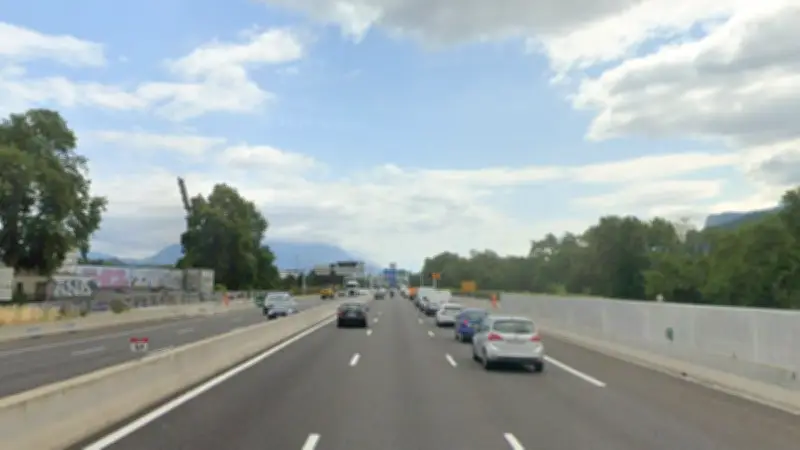Elle saute d'une voiture à 100 km/h sur l'autoroute et survit miraculeusement
