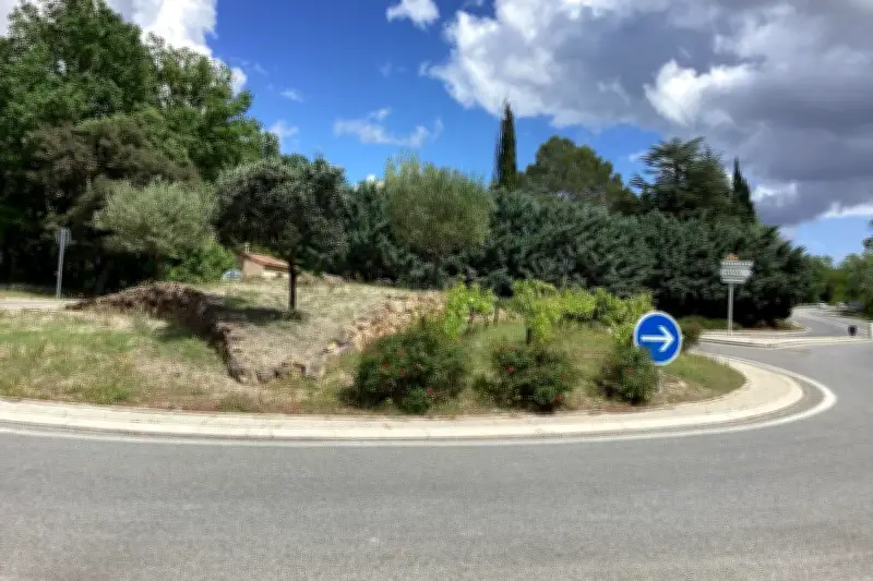 Embellissement du rond-point des Esparus à Villecroze : un nouveau visage végétal