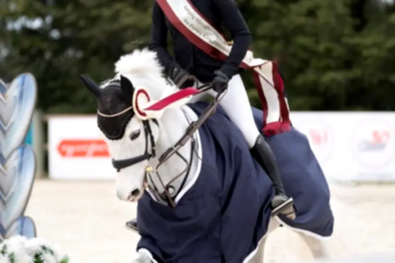 Emma Riviera, 14 ans, cavalière prodige du Club hippique de Grasse, brille à Nîmes