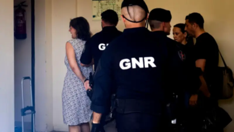 Enfants retrouvés seuls au Portugal : la mère et le compagnon devant un juge