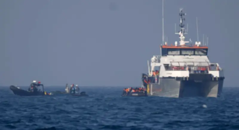 Enquête pour comportements racistes sur un navire de sauvetage de migrants en Manche