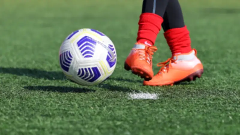 Entraîneur de foot agressé par un parent à Six-Fours, hospitalisé en soins intensifs