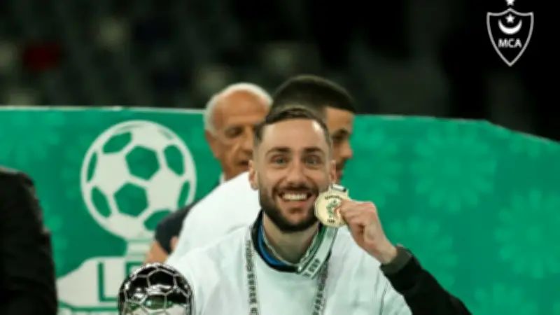Enzo Donis savoure son titre de champion d'Algérie avec le MC Alger