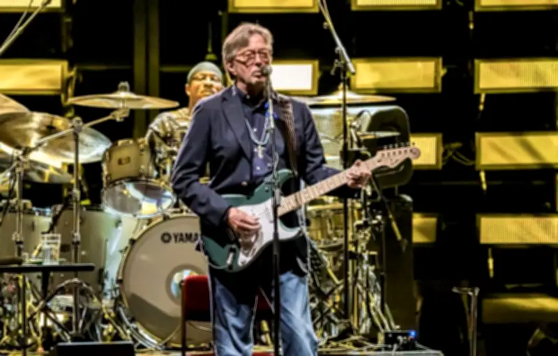 Eric Clapton quitte la scène après un lancer de vinyle à Madrid