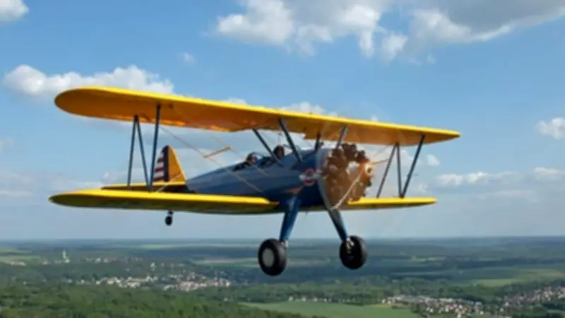 Essonne : un avion de collection s'abîme à l'atterrissage, le pilote léger