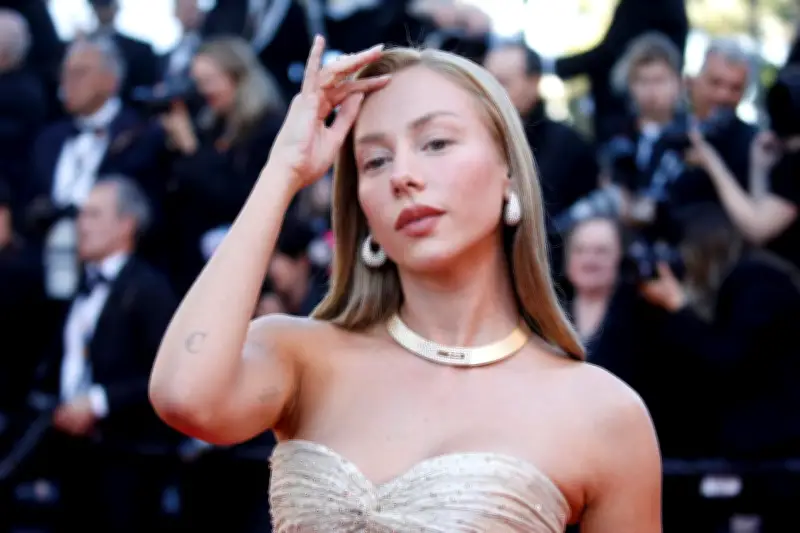 Ester Exposito : la star espagnole monte les marches à Cannes