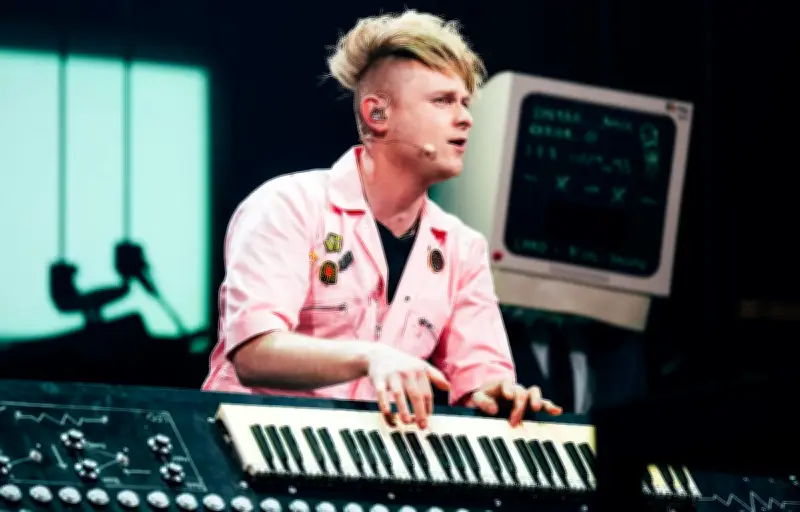 Eurovision 2025 : LOOK MOM NO COMPUTER, le Britannique qui bricole ses instruments