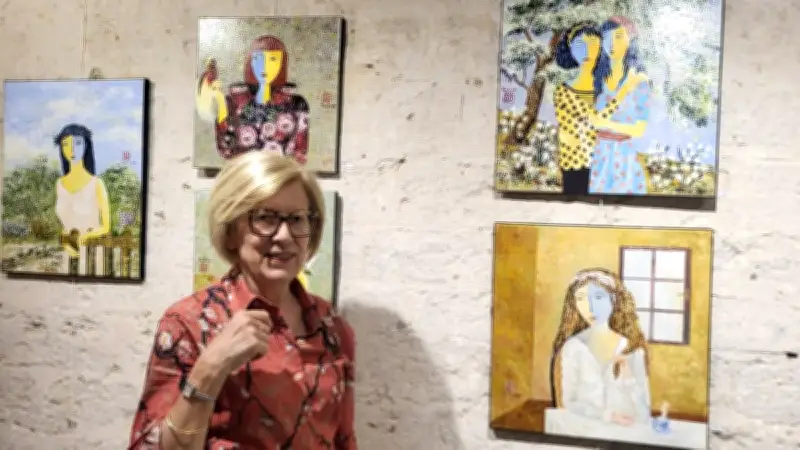 Eve Grenet expose ses œuvres lumineuses à Saint-Paul-les-Fonts