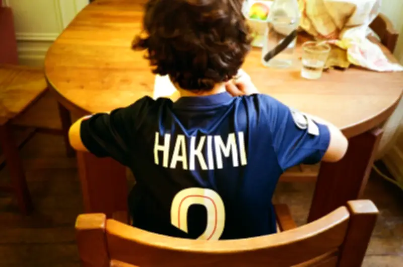Expliquer l'affaire Hakimi à son enfant : un défi parental