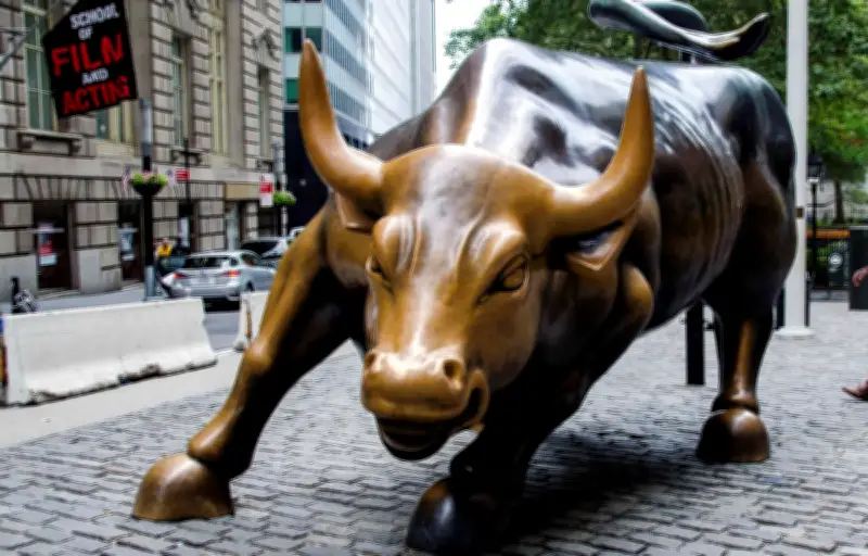 Explosion spectaculaire à Wall Street : une voiture prend feu
