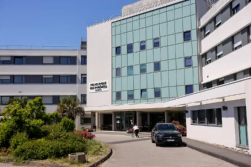 Fabien Roussel soutient le personnel de la Polyclinique Pau Pyrénées