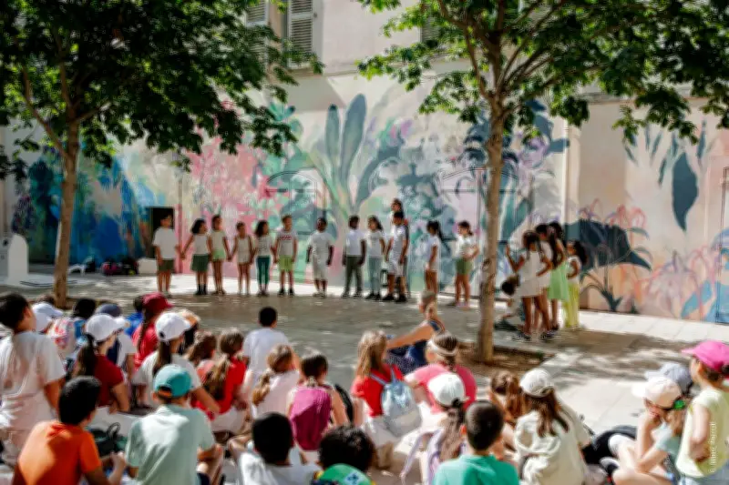 Fanfarandole géante à Toulon : une centaine d'enfants déambule en musique
