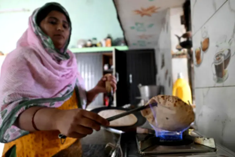 Faute de gaz, des Indiens cuisinent avec de la bouse de vache sacrée