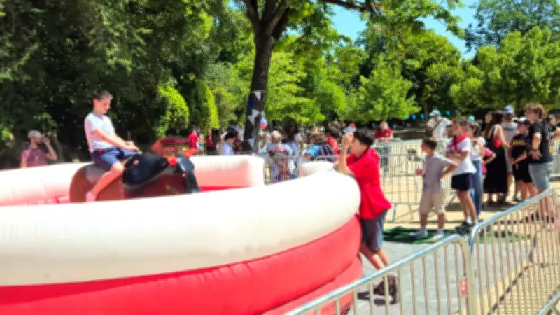 Feria de Nîmes 2026 : le toro mécanique fait danser les ados