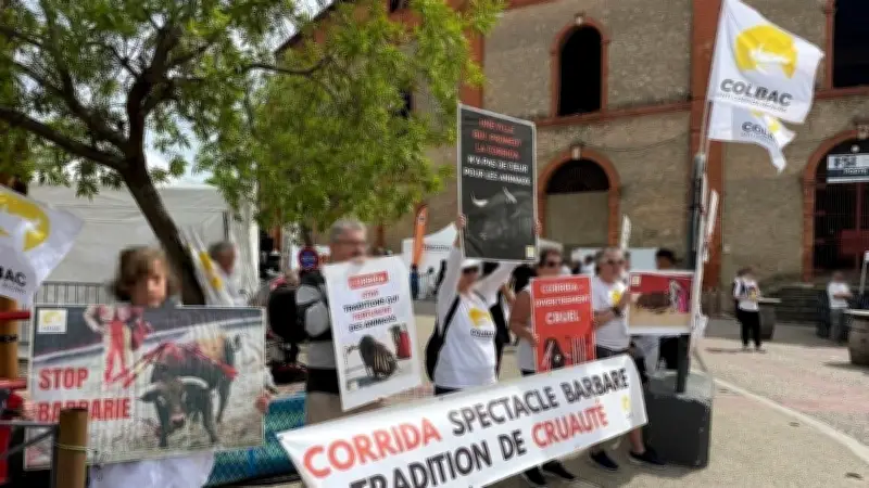 Feria Off de Béziers : manifestation anti-corrida aux pieds des arènes
