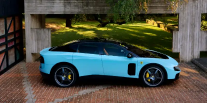 Ferrari lance son premier modèle électrique, signe des tâtonnements du luxe