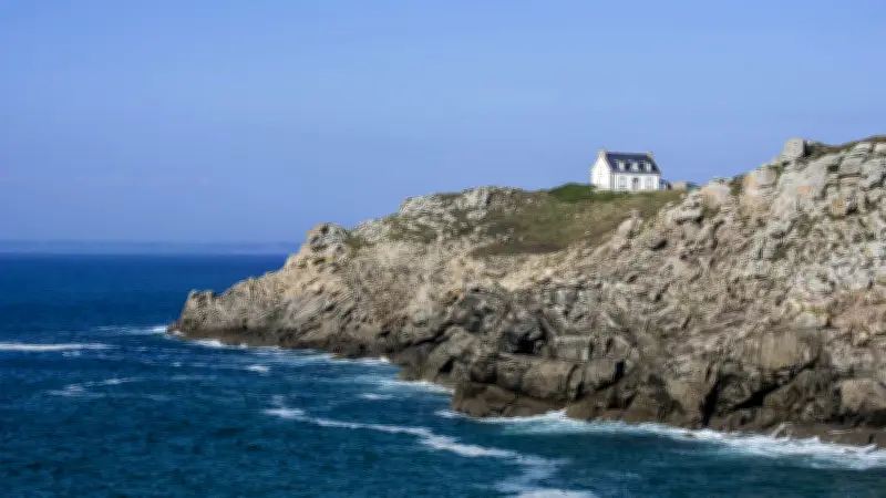 Finistère : une randonneuse meurt écrasée par sa propre voiture