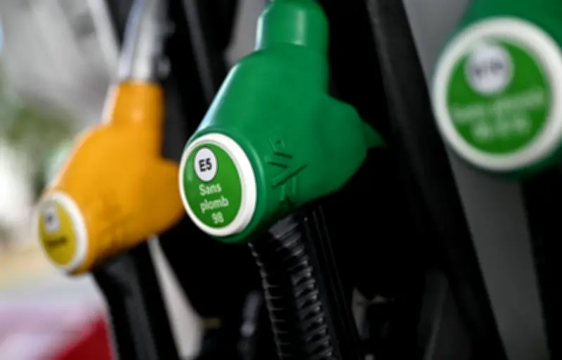 Flambée des prix de l'essence en France : le litre dépasse 2 euros