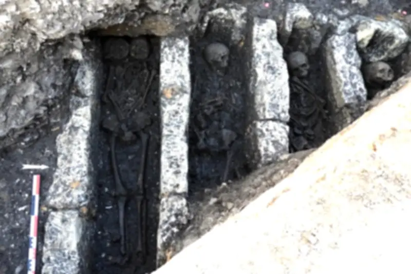 Fouilles archéologiques à Grignols : sépultures médiévales et objets insolites découverts
