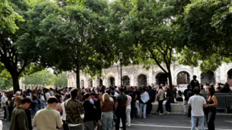 Foule immense aux arènes de Nîmes pour le DJ Black Coffee