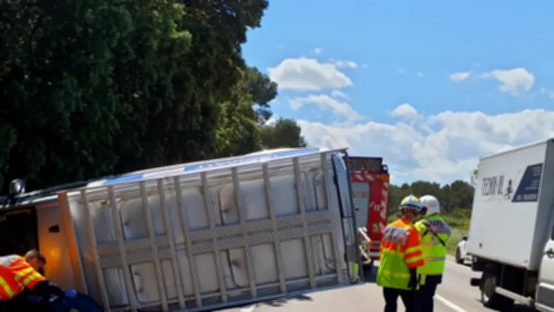 Fourgonnette renversée sur la N100 à Rochefort-du-Gard : conducteur blessé
