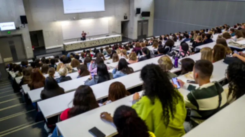Frais étudiants étrangers : le ministère assouplit son décret