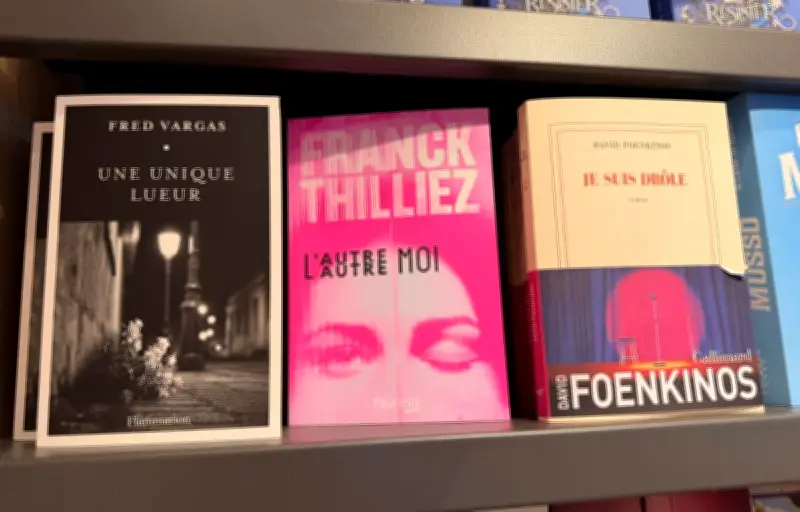 Franck Thilliez surprend avec une couverture rose pour son nouveau thriller