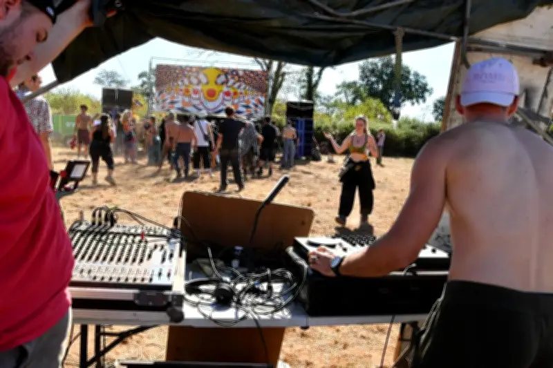 Free party géante près de Bourges sur un terrain militaire dangereux