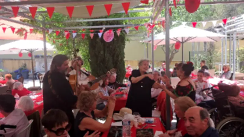 Féria de Pentecôte : 130 résidents de l'Ehpad du Mas de Lauze en rouge et blanc