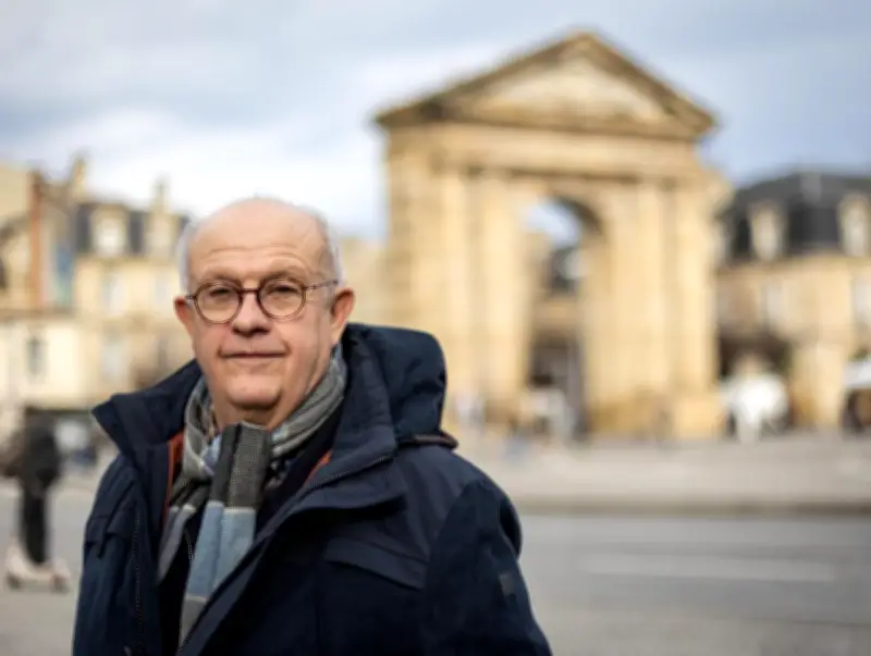 Gilles Savary en dédicace à Blaye pour ses mémoires politiques