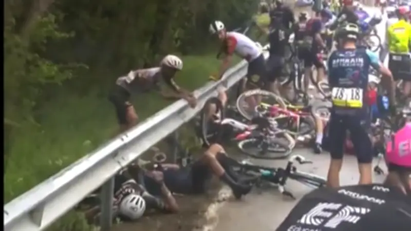 Giro 2026 : Chute massive, deux coéquipiers de Pogacar à l'hôpital